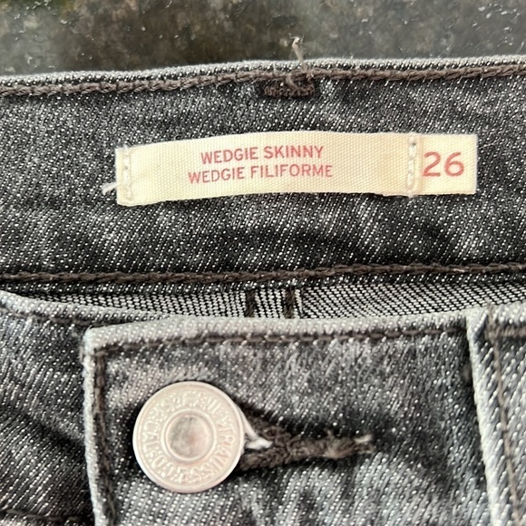 Levi’s Wedgie Washed Black Denim High Rise Raw Hem Skinny Ankle Jeans Size 26 - Picture 11 of 13